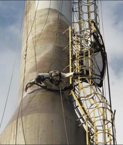 Jateamento de chaminé — acesso por cordas